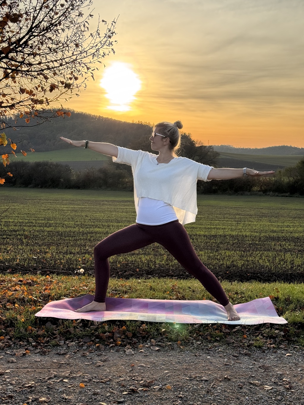 Cvičení jógy v klidném studiu